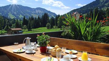 Frühstück, Abendessen, regionale Küche, Blick auf den Garten