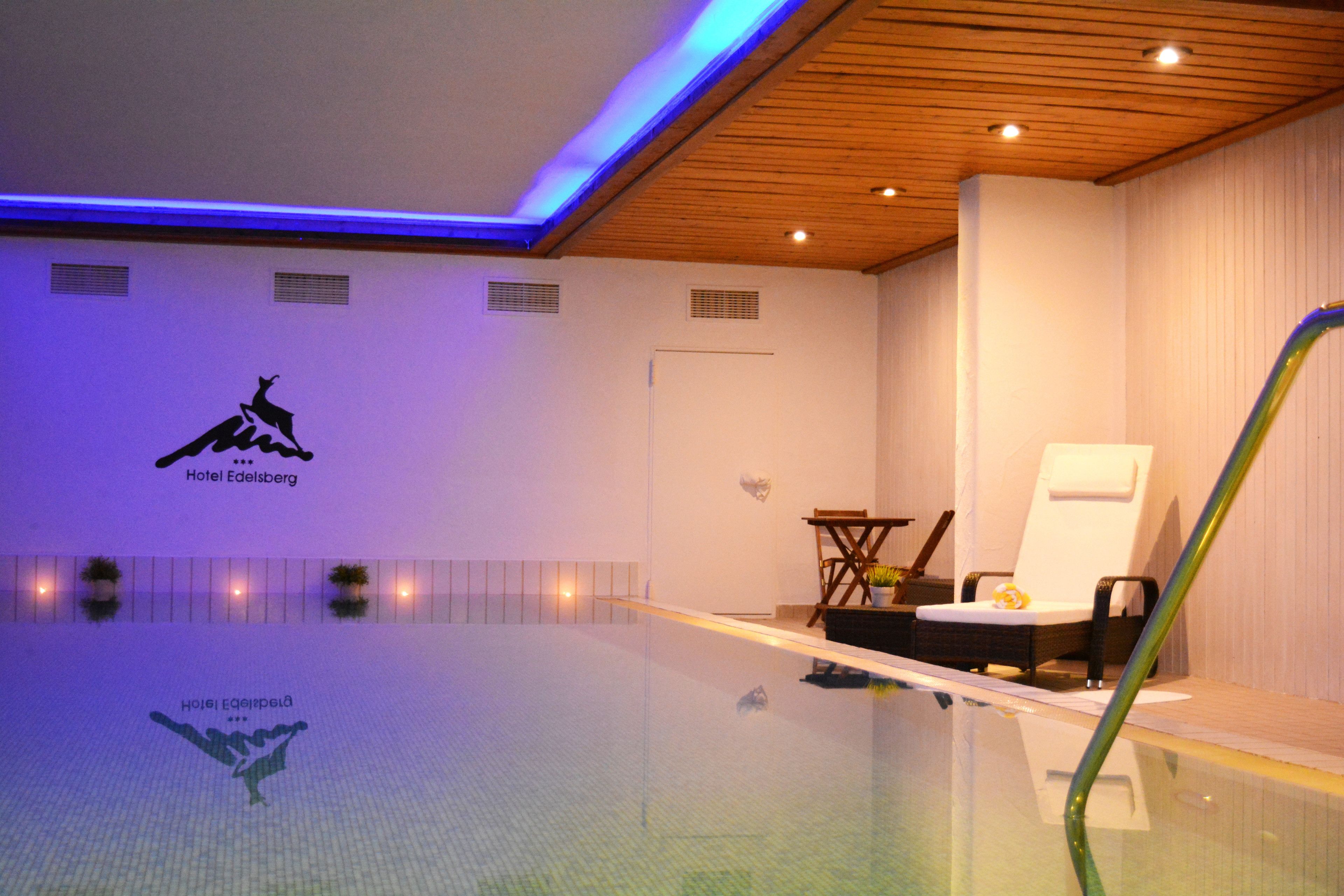 Kolam renang tertutup, kerusi lepak pantai 