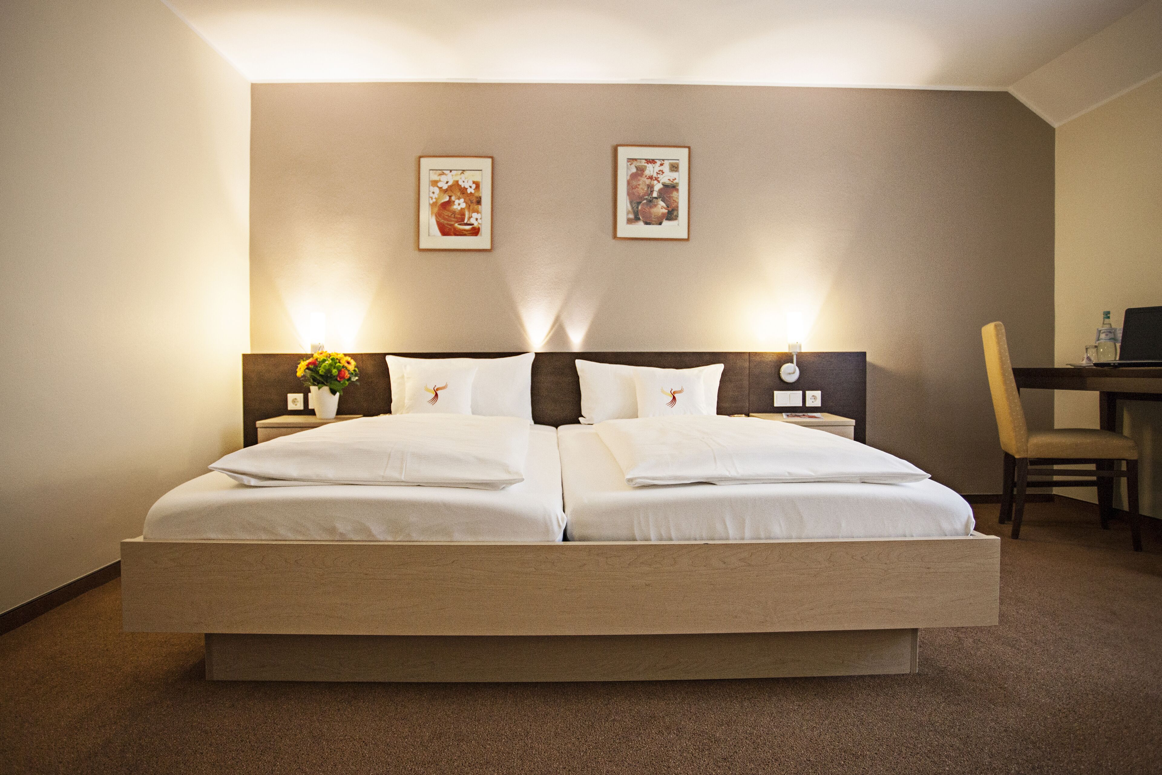 standard double room | 1 bedroom, in-room safe, desk, laptop workspace