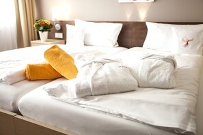 In-room safe, desk, laptop workspace, soundproofing - PHÖNIX Hotel (Bergneustadt)