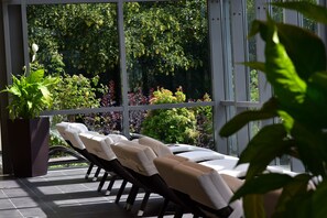 Vartalohoitoja, kuumakivihierontaa, vartalokääreitä, vartalon kuorintoja