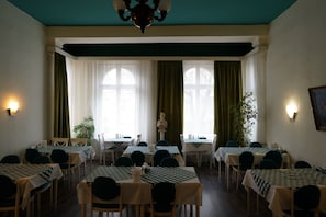 Café da manhã com buffet grátis todos os dias