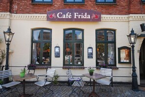 A café named Café Frida with outdoor seating and a brick facade. - Hotel Cafe Frida (Bredstedt)
