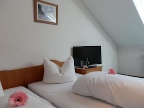 Desk, soundproofing, free WiFi, bed sheets - Landhotel Loewen (Blumberg)