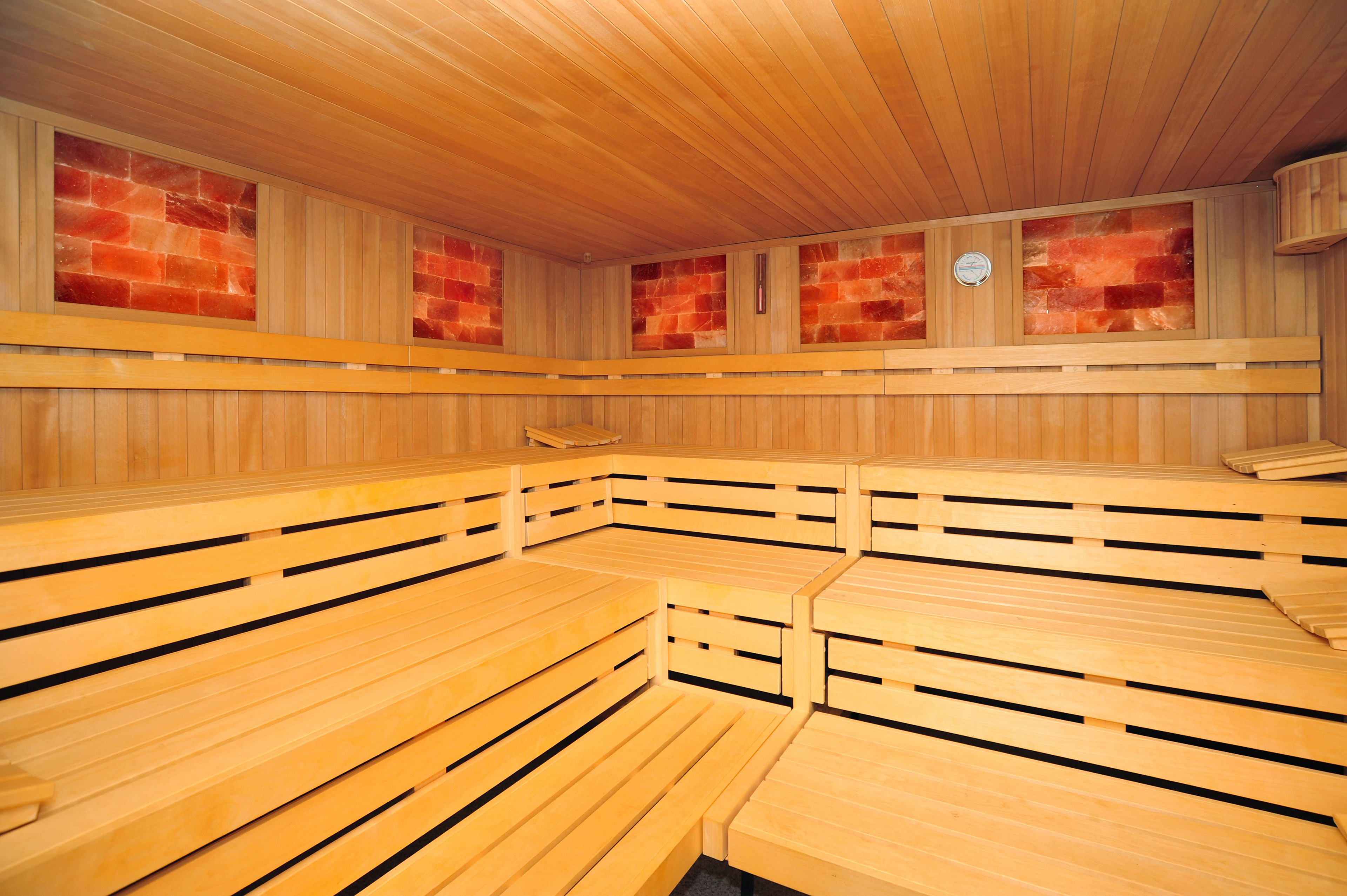 Una sauna con bancos de madera y paredes de ladrillo.