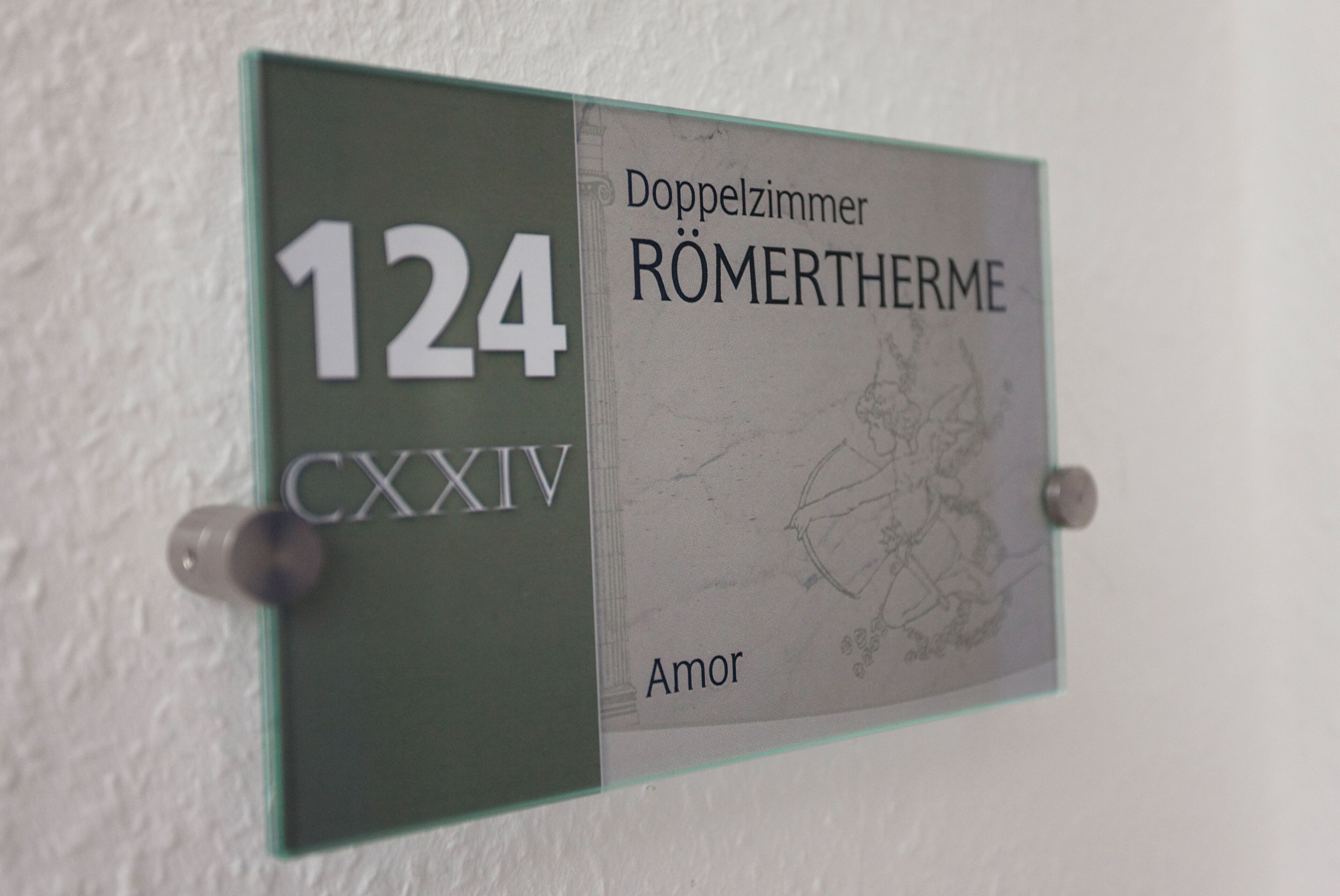 A sign with the number 124 and the text 'Doppelzimmer RÖMERTHERME.'