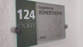 A sign with the number 124 and the text 'Doppelzimmer RÖMERTHERME.'