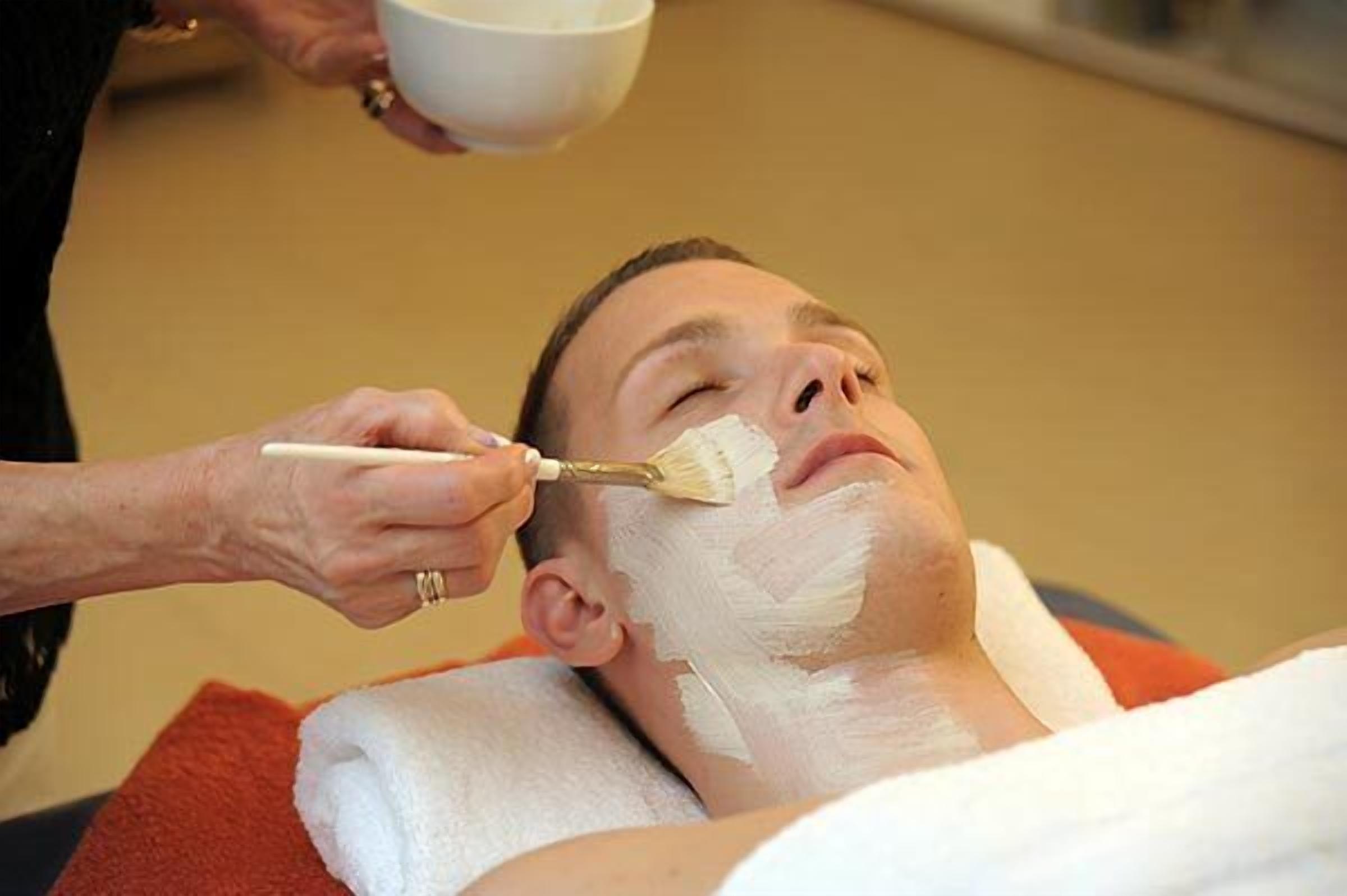Una persona recibiendo un tratamiento facial.