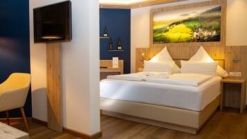 Quarto casal luxo, 1 cama de casal | Roupas de cama premium, cofres nos quartos, escrivaninha