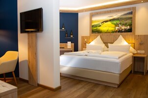 Ropa de cama de alta calidad y caja de seguridad en la habitación 