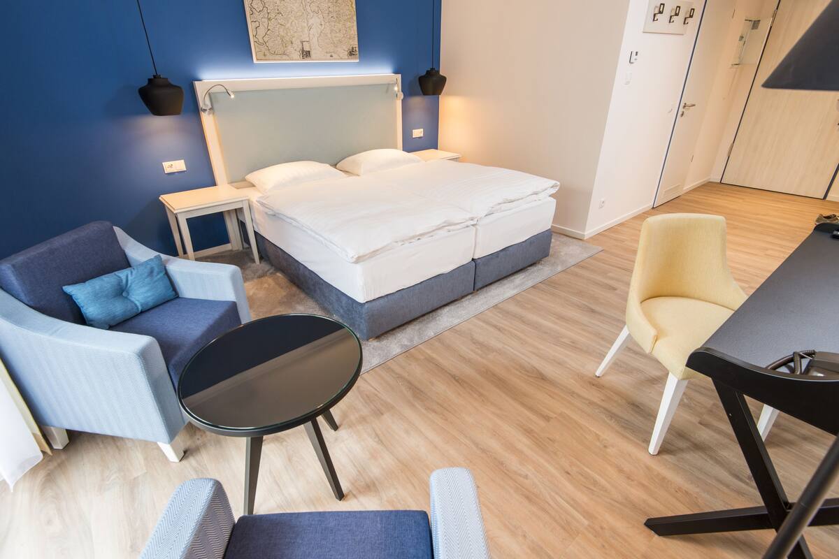 Design Room | In-room safe, desk, blackout curtains, soundproofing