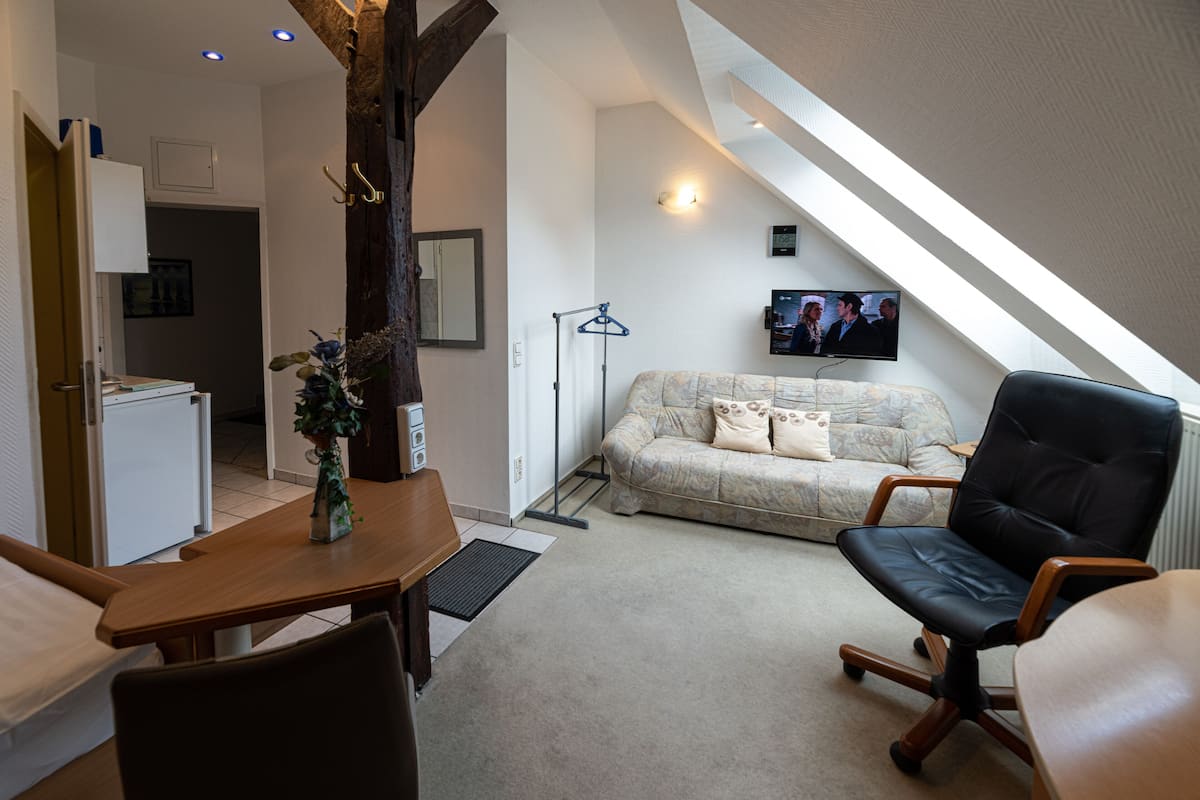 Een kluis op de kamer, een bureau, een laptopwerkplek, gratis wifi