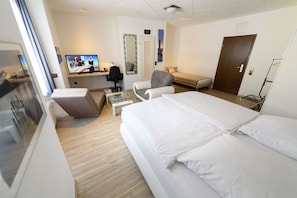 客房内保险箱、办公桌、笔记本电脑工作区、免费 WiFi