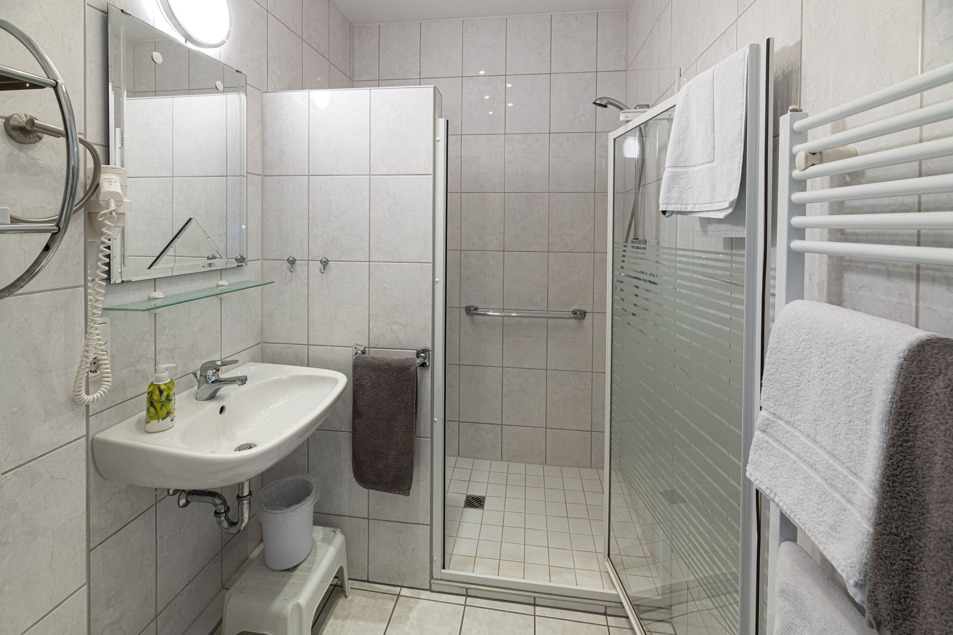 deluxe double room, private bathroom | bathroom | shower, free toiletries, towels