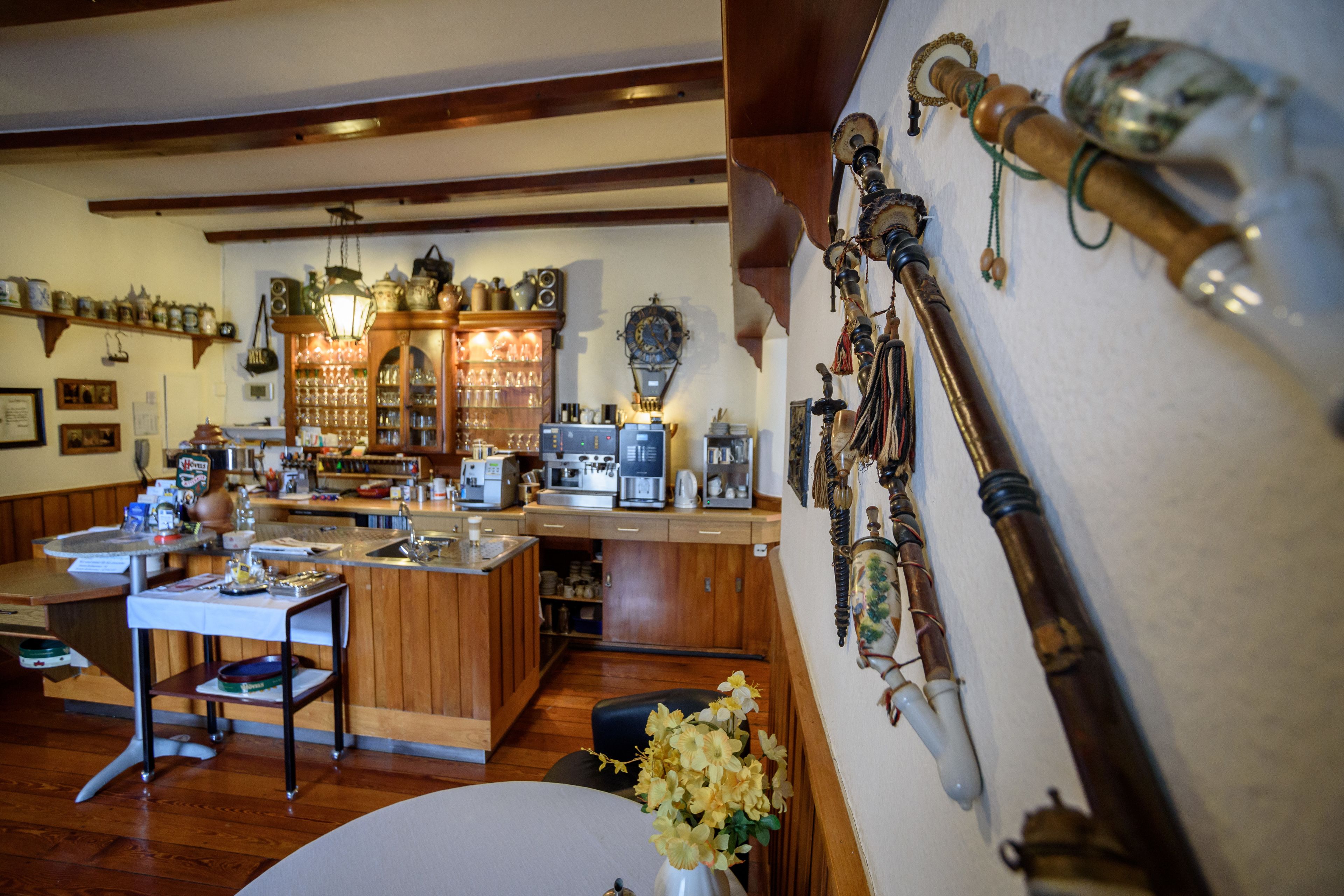 Une cuisine dotée de meubles en bois, d’un îlot central et de divers appareils électroménagers.
