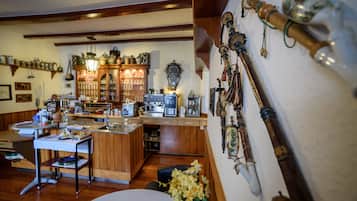 Une cuisine dotée de meubles en bois, d’un îlot central et de divers appareils électroménagers.