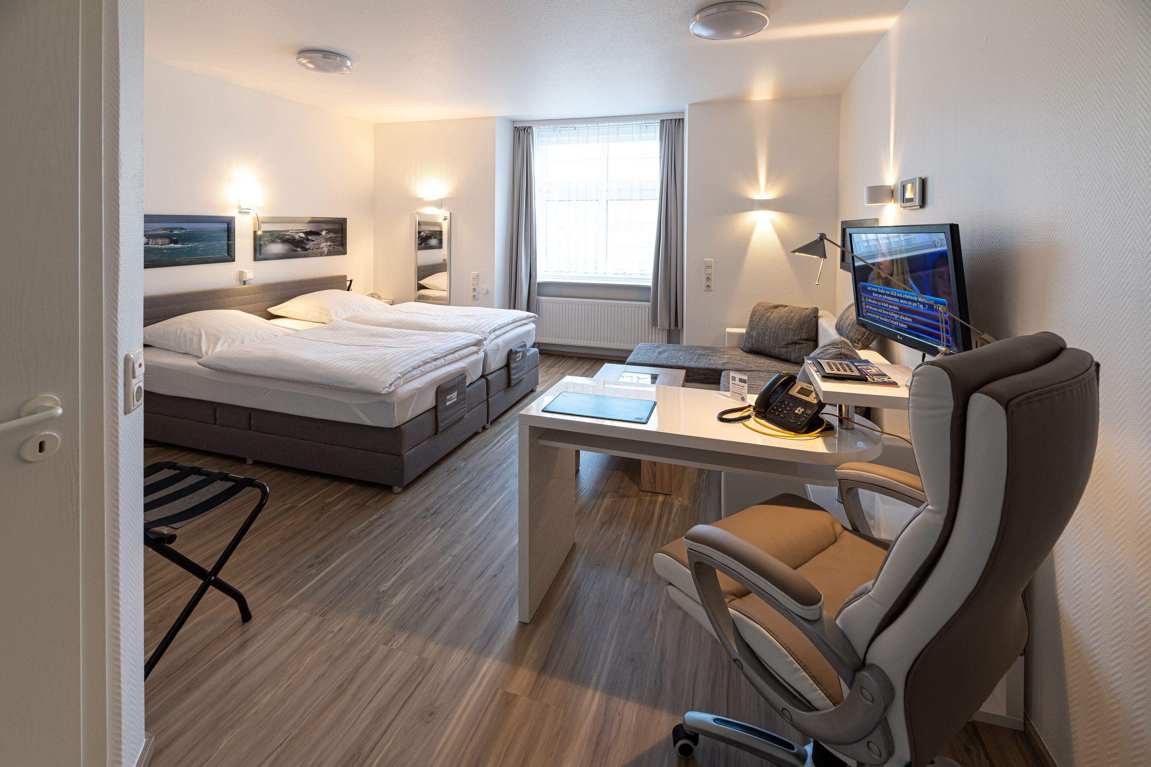 deluxe double room, private bathroom | 1 bedroom, in-room safe, desk, laptop workspace