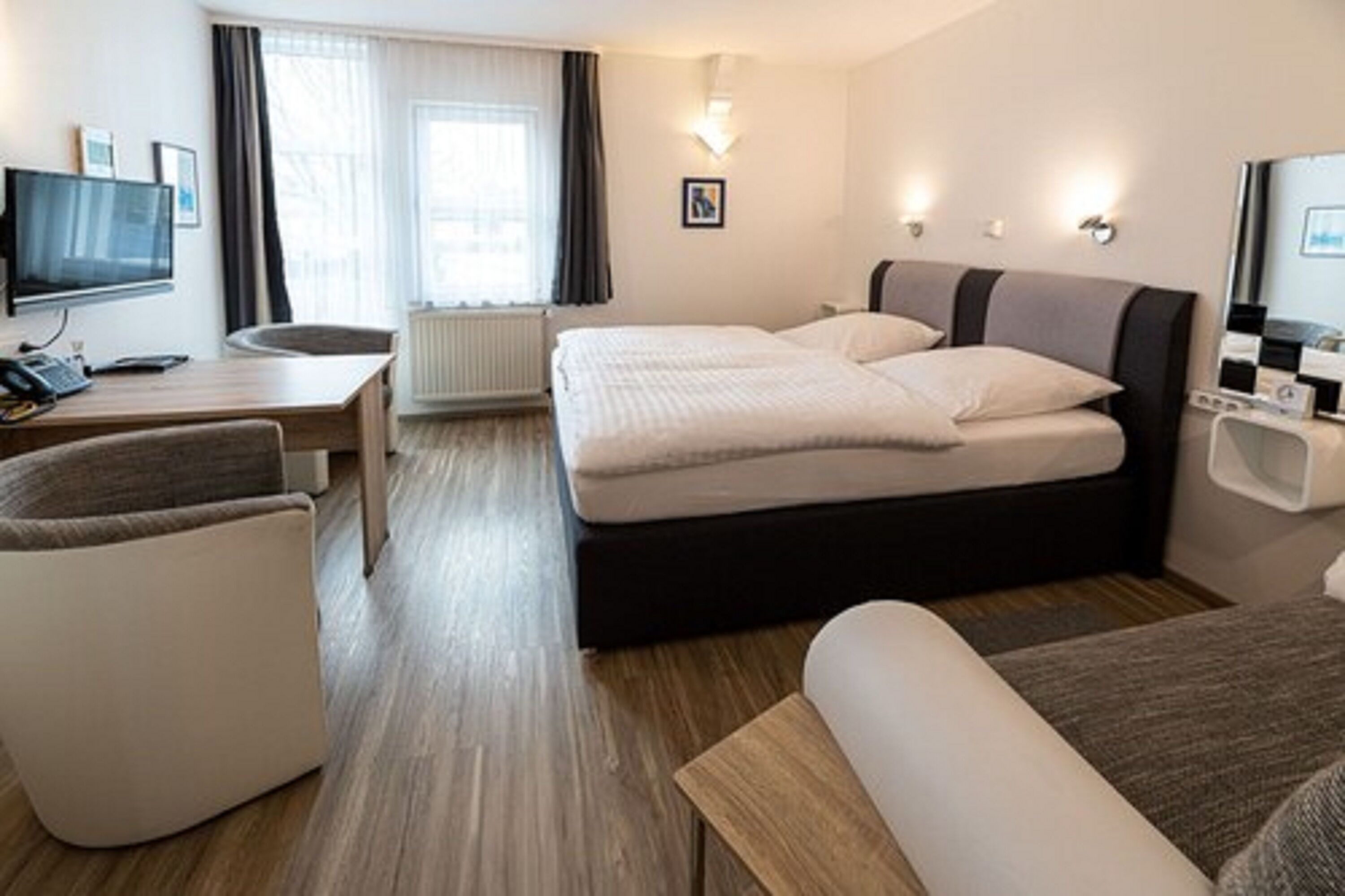 deluxe double room, private bathroom | 1 bedroom, in-room safe, desk, laptop workspace