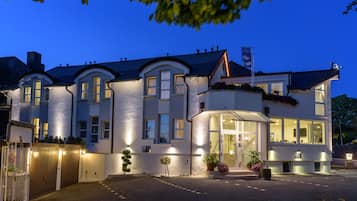 Voorkant accommodatie - avond/nacht