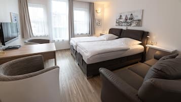 Deluxe tweepersoonskamer, privébadkamer | Een kluis op de kamer, een bureau, een laptopwerkplek, gratis wifi