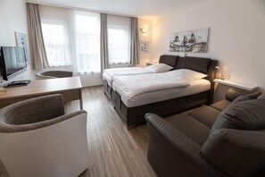 Deluxe dubbelrum - privat badrum | Värdeförvaringsskåp på rummet, skrivbord och arbetsyta för laptop