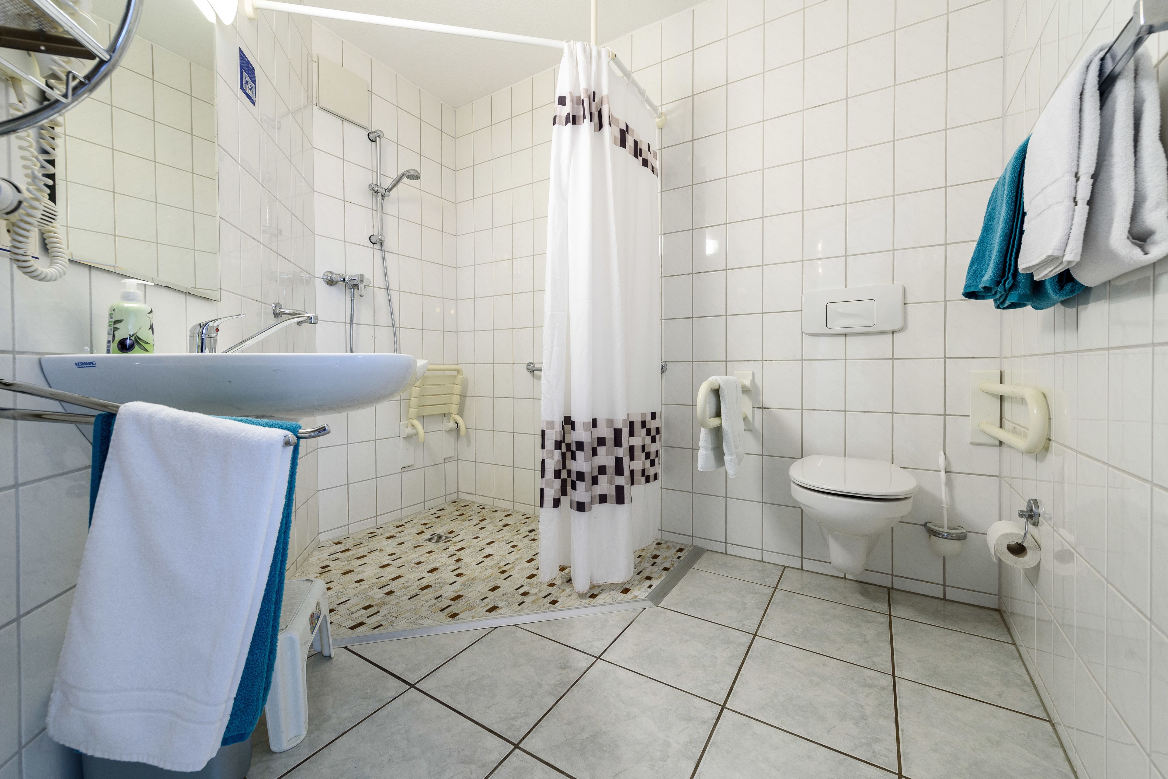 deluxe double room, private bathroom | bathroom | shower, free toiletries, towels
