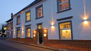 Fassade der Unterkunft – Abend/Nacht