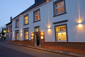 Bagian depan properti - sore/malam