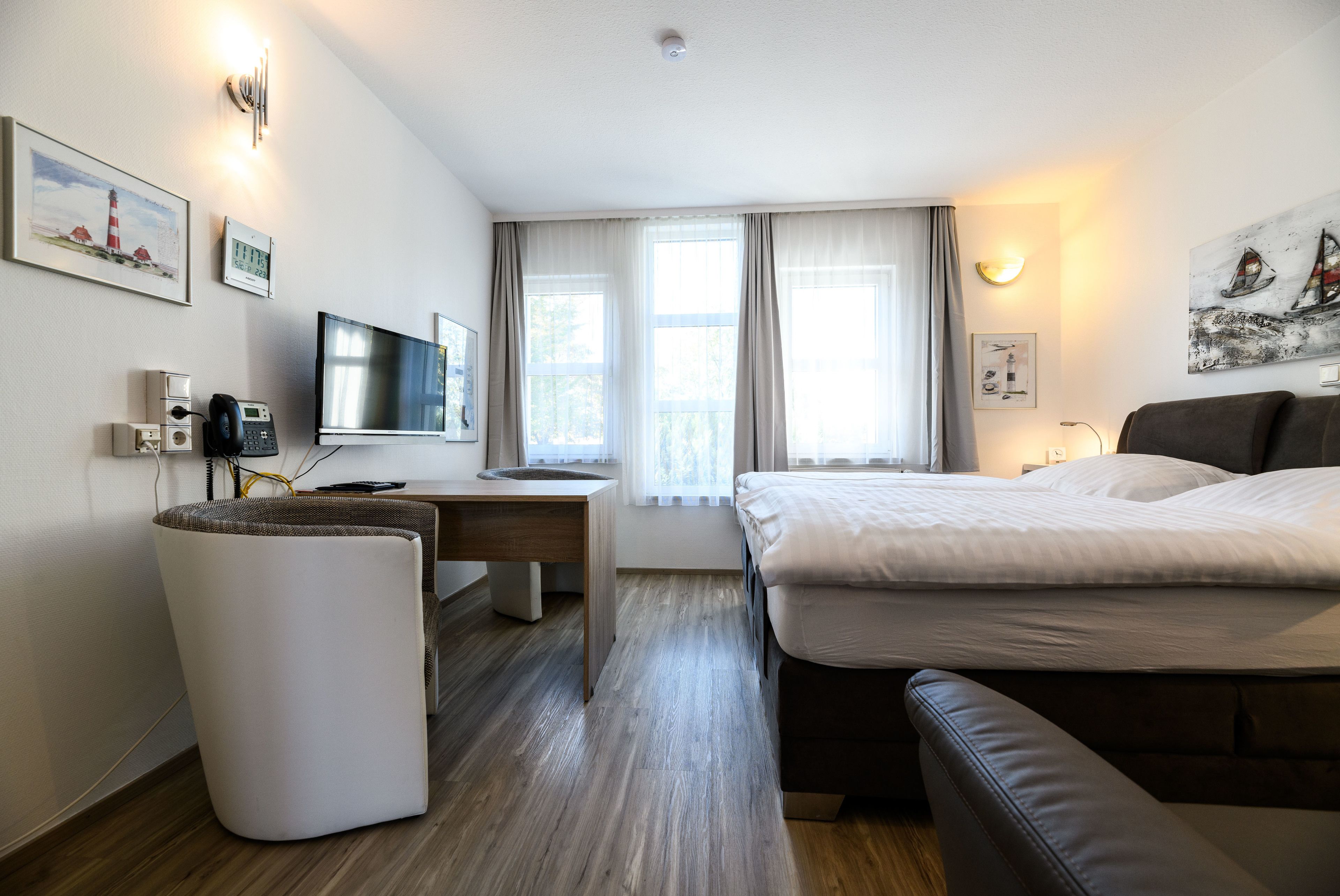 deluxe double room, private bathroom | 1 bedroom, in-room safe, desk, laptop workspace