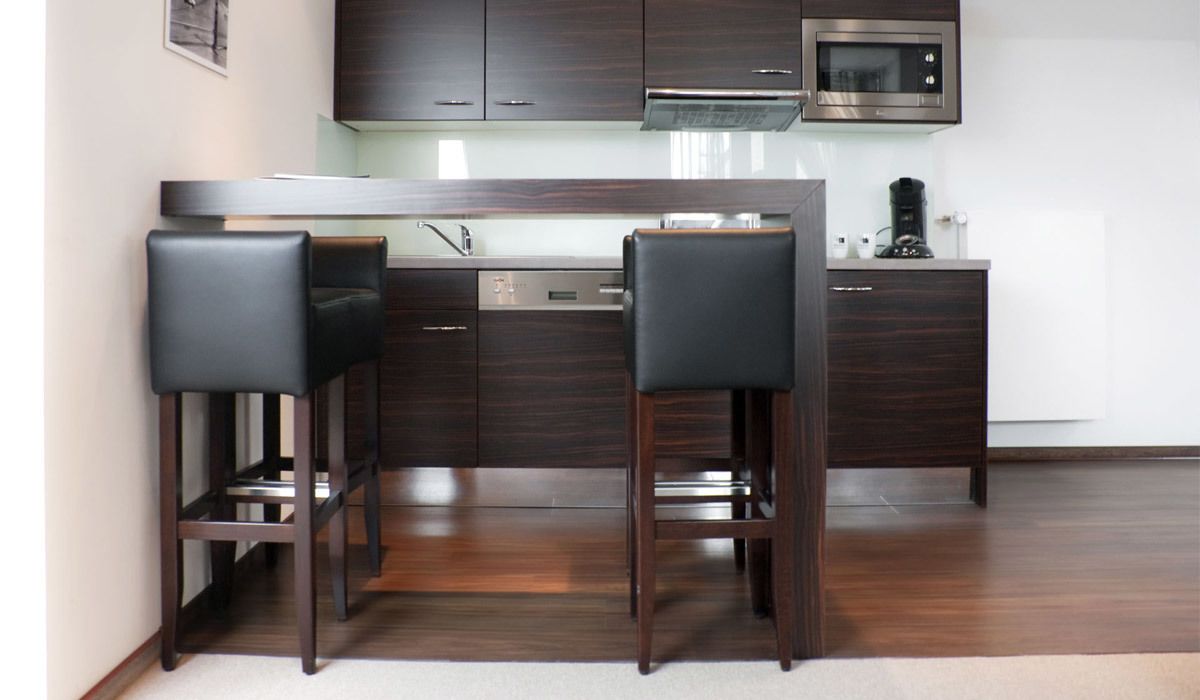 Apartamento superior (Plus) | Cocina privada | Frigorífico, microondas, placa de cocina y lavavajillas