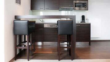 Apartamento superior (Plus) | Cocina privada | Frigorífico, microondas, placa de cocina y lavavajillas