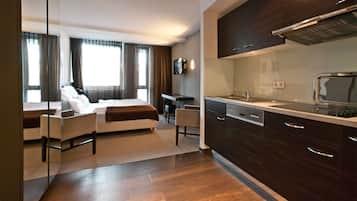 Comfort appartement (Plus) | Een kluis op de kamer, een bureau, verduisterende gordijnen