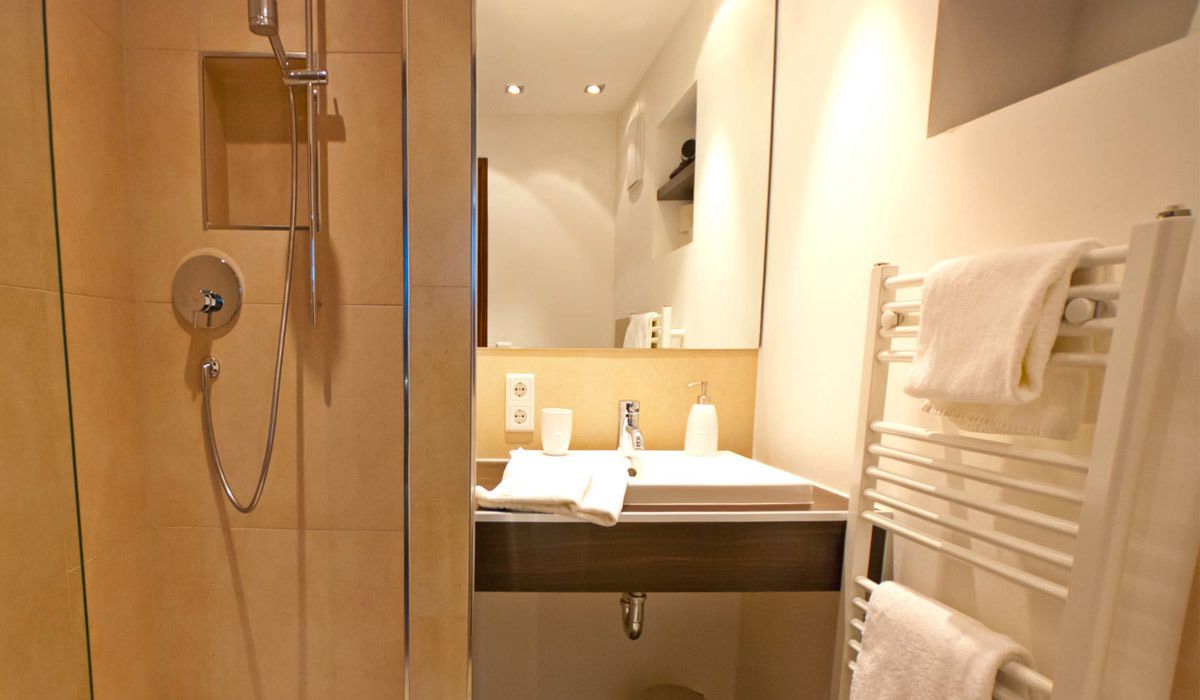 Comfort Apartment (Plus) | Bathroom | Shower, free toiletries, hair dryer, towels