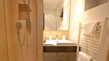 Comfort-lejlighed (Plus) | Badeværelse | Bruser, gratis toiletartikler, hårtørrer, håndklæder