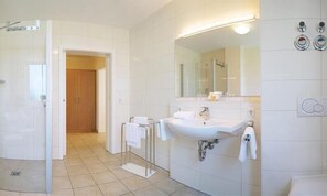 Luxury Suite | Bathroom - Kurhotel Schatzberger (Bad Fuessing)