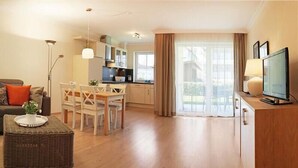 Luxury Suite | Living area | TV - Kurhotel Schatzberger (Bad Fuessing)