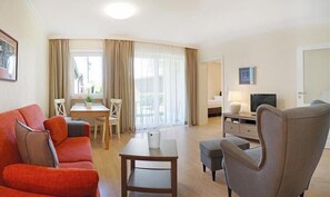 Luxury Suite (G) | Living room | TV - Kurhotel Schatzberger (Bad Fuessing)