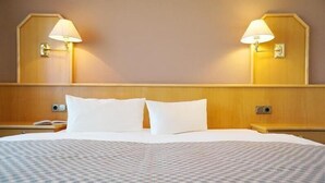 In-room safe, WiFi (free), bed sheets - Kurhotel Schatzberger (Bad Fuessing)