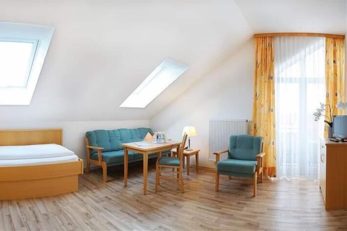 Apartment, 1 Single Bed | Living area