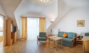 Apartment (II) | Wohnbereich | Fernseher