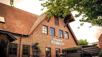 Ein Backsteinhaus mit geneigtem Dach und einem Schild, auf dem 'Frankhaus Stephanie' steht.