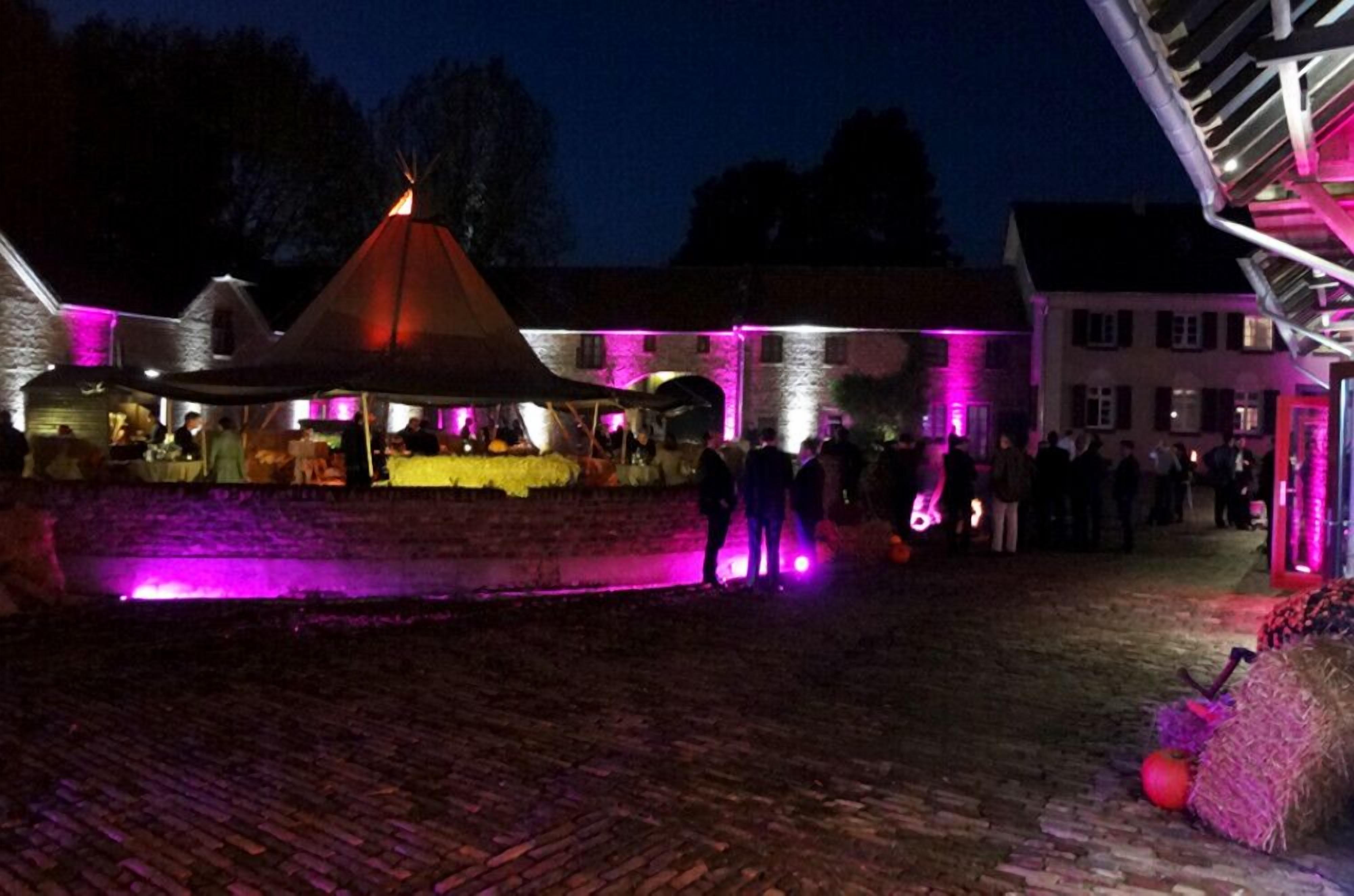 واجهة المنشأة - في المساء/الليل