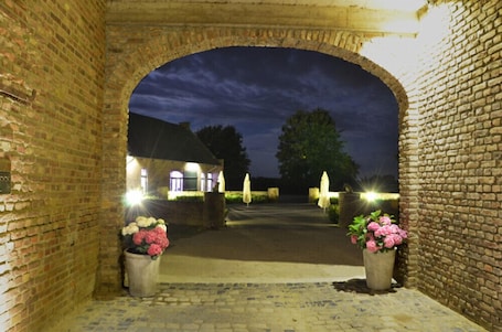 Fachada de la propiedad por la tarde o noche
