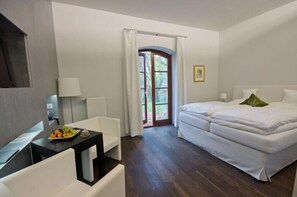 Chambre supérieure double, 1 très grand lit, côté jardin | Système d’insonorisation, fer et planche à repasser