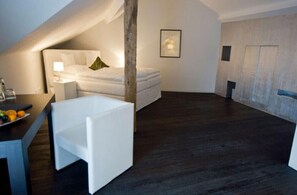 Deluxe Double Room | Soundproofing, iron/ironing board, free WiFi, bed sheets