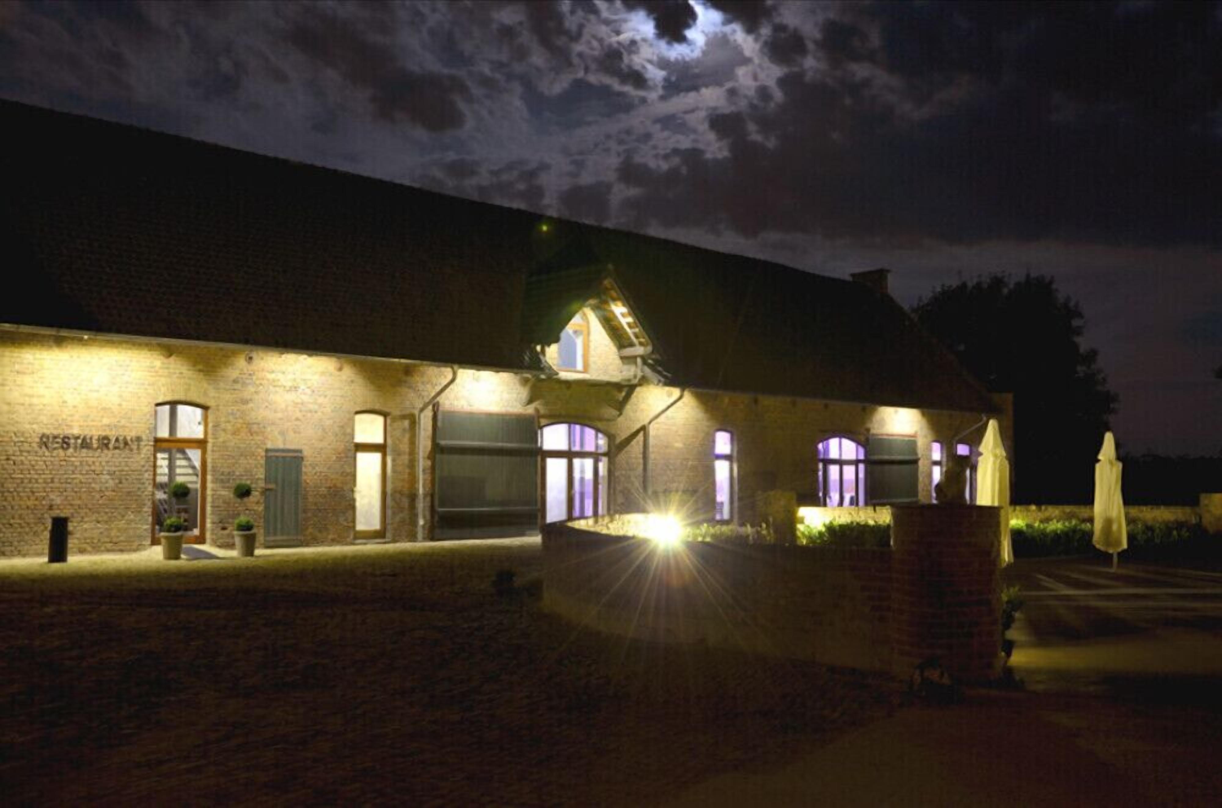Voorkant accommodatie - avond/nacht