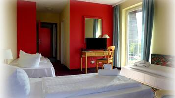 Caja de seguridad en la habitación, escritorio y cortinas blackout