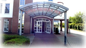A hotel entrance with a glass canopy and a sign reading "LINDENBERGER HOTEL". - Hotel Lindenberger Hof (Ahrensfelde)