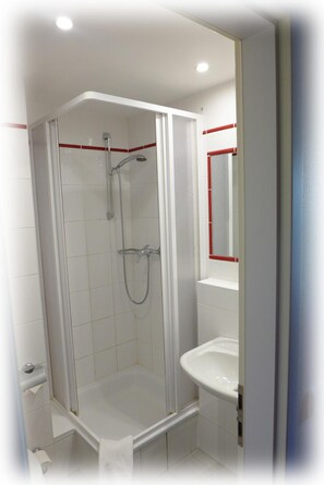 Shower, free toiletries, hair dryer, towels - Hotel Lindenberger Hof (Ahrensfelde)