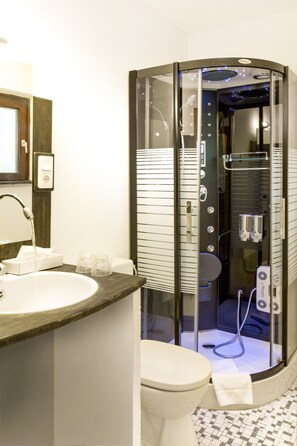 Chambre Double ou avec lits jumeaux, vue jardin | Salle de bain